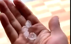 Clip: Đang nắng như đổ lửa, Đà Nẵng bất ngờ hứng mưa đá