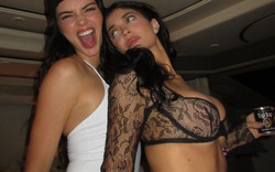 Dân tình nghi Kylie Jenner bị vỡ túi ngực khi bung xoã cực vui ở Coachella