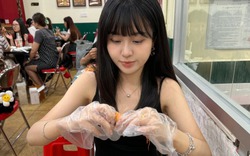 Đã đi ăn tiệc thì đừng bắt khách phải tự bóc tôm?