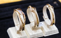 Giá vàng hôm nay 15/4: Tiếp tục tăng dựng đứng, vượt 4.800 USD/ounce