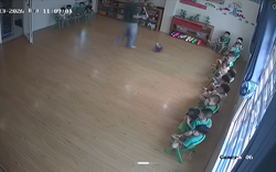 Hàng chục em bé ở nhà ngồi yên không quá 3 giây bỗng ngồi im như tượng khi lọt vào ống kính camera lớp mầm non