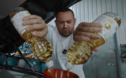 Giá xăng dầu chạm mốc 62.000 đồng/lít, dân nước láng giềng của Nga đổ dầu ăn cho ô tô thay diesel