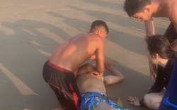 Clip 49 giây ghi lại cảnh cứu và sơ cứu 2 vợ chồng du khách ngay trên bãi biển Vũng Tàu