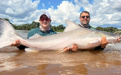 Hai anh em câu được con cá khổng lồ nặng 100kg, dài 2 mét