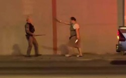 Người phụ nữ cầm dao phay truy đuổi cảnh sát trên phố