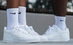 Mẫu giày "nồi đồng cối đá" từ năm 1982 bây giờ người ta vẫn đi đầy đường, thậm chí còn thành giày cưới