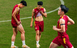 Có cầu thủ nào đi đá bóng mà da trắng bóc như Đình Bắc, visual thư sinh, vén áo khoe body thì cực cuốn