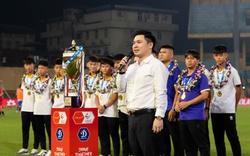 U15 Hà Nội lần đầu vô địch U15 quốc gia, được chủ tịch Hà Nội FC Đỗ Vinh Quang vinh danh trên sân Hàng Đẫy