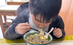 Bức ảnh đứa trẻ ăn bát mỳ ngon lành khiến cư dân mạng bùng nổ: Đừng hành hạ con cái kiểu ấy!