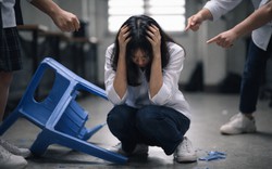 Nút áo bị giật, chiếc ghế nhựa vỡ cùng bản kiểm điểm "nhẹ như không" ở 1 lớp học tại Thanh Hoá: Chúng ta đang dạy học sinh điều gì?