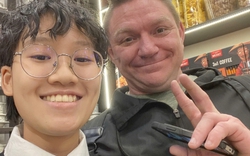 Nữ sinh ung thư máu gặp lại bác sĩ Mỹ giữa phố cổ Hà Nội, câu nói sau 5 năm khiến ai cũng lặng người