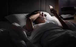 Không phải mê tín, tại sao thức giấc nửa đêm KHÔNG nên nhìn đồng hồ?