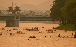 Cảnh tượng trên sông Hương lúc chiều tối khiến nhiều người thốt lên: Không tin vào mắt mình!