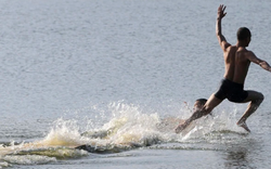 Kỳ tích khó tin: Cao thủ Thiếu Lâm chạy liên tục 125 mét trên mặt nước