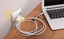 90% người dùng đang sạc laptop sai cách
