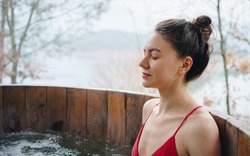 Tắm nước đá: Xu hướng dưỡng thân "triệu đô" liệu có đang thầm hại buồng trứng của phụ nữ?
