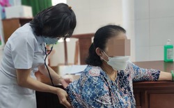 Mắc biến thể COVID-19 've sầu', khi nào người bệnh cần nhập viện ngay?