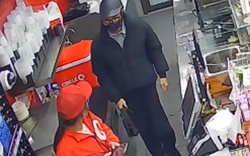 Dí dao doạ nhân viên cửa hàng Circle K, cướp tiền lúc rạng sáng