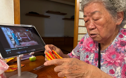 Bà ngoại bỗng "nghiện" điện thoại, đỏ mặt xem video, tôi lén theo dõi thì lặng người khi thấy thứ bà mê mẩn