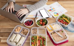 Đừng để hộp cơm trưa thành nguy cơ sức khỏe: Đây là những điều dân văn phòng nên lưu ý