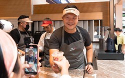 Chuỗi cà phê sắp lật đổ Starbucks tại ĐNÁ: Giá chỉ hơn 30.000 đồng/cốc, cứ mỗi ngày lại mở thêm 1 cửa hàng, founder mới 37 tuổi