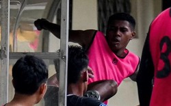 Cầu thủ Indonesia gây phẫn nộ, xông phi đạp thẳng người đối thủ