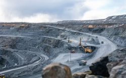 Phát hiện 8 xe tải 90 tấn Trung Quốc không người lái, dùng mạng không dây, im lặng di chuyển giữa tấn bụi