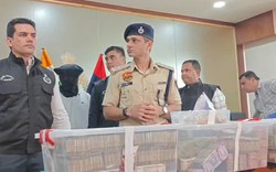 Tịch thu 7,5 tỷ đồng tiền mặt chất bằng thùng, gần 700 gram vàng trị giá 2,6 tỷ đồng từ nhóm 'lao động giả nghèo'