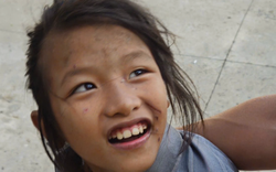 Tìm người thân của bé gái đi lạc, tâm lý hoảng loạn ở Cần Thơ