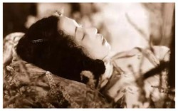 Một mỹ nhân qua đời từng làm cả Thượng Hải xúc động, 300.000 người đưa tang dài 5km, 5 người tự vẫn theo vì quá đau buồn