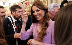 Sinh nhật tuổi 100 của cố Nữ hoàng Anh: Vương phi Kate chiếm trọn spotlight chỉ với hai món kỷ vật