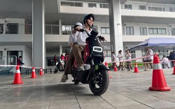 Học sinh Hà Nội thích thú lái thử xe máy điện VinFast, góp phần lan tỏa lối sống xanh