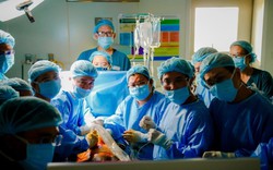 Kỳ tích y học: Bệnh viện hàng đầu Singapore gửi bệnh nhân sang Việt Nam để 'tìm sự sống'