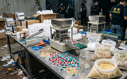 Đột kích 3 xưởng sản xuất, cảnh sát phát hiện hơn 65.000 viên giảm cân chứa chất cấm, 43 kg nguyên liệu thô, tổng thu lợi bất chính tới 200 tỷ đồng