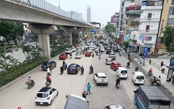 Hà Nội: Xe tải sụp 'hố tử thần' trên đường Nguyễn Trãi, giao thông ùn dài