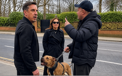 Đang cùng vợ dạo phố, huyền thoại MU sốc nặng vì bị fan cuồng công kích, còn dắt theo chó dữ đe doạ