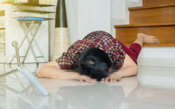 Người phụ nữ 57 tuổi đột ngột tử vong giữa đêm, "thủ phạm" đến từ món đồ quen thuộc đặt dưới chân