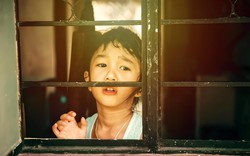 Một kiểu "ÁP LỰC" qua ống kính camera đang âm thầm diễn ra, bào mòn lòng tự trọng của trẻ mà nhiều cha mẹ không hề hay biết