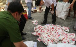 Đột kích một căn nhà, công an triệt phá đường dây sản xuất nước mắm và bột ngọt giả, tịch thu 1 tấn sản phẩm và công cụ đóng gói