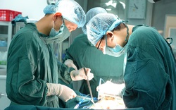 HIẾM GẶP: Cứu bệnh nhân đi tiểu ra phân