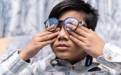 Con đeo kính càng ngày càng mờ, 1 năm sau phát hiện lỗi "khó tin" khiến phụ huynh ngã ngửa