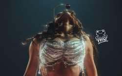 Showbiz có mỹ nhân đẹp như hiện thân của nữ thần Hy Lạp: Body tượng tạc, nhìn cơ bụng là đủ phát sốt