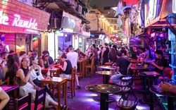 Nhiều tuyến vỉa hè Hà Nội vẫn bị hàng quán, bãi xe 'nuốt chửng' cả ngày lẫn đêm