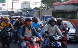 Ùn ùn rời thành phố nghỉ lễ, cửa ngõ TPHCM đông nghịt từ sáng sớm