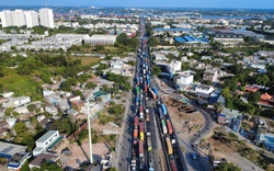 Bến xe chật kín, cửa ngõ TP.HCM kẹt cứng ngày đầu nghỉ lễ Giổ Tổ Hùng Vương