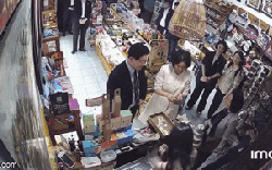 Clip Tổng thống Hàn Quốc mua miếng dán tủ lạnh trong cửa hàng lưu niệm trên phố Hà Nội