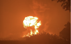 Đang cháy kho sơn ở Hà Nội, khói lửa bốc cao cuồn cuộn