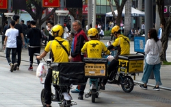 Leo thang máy, shipper giao đồ ăn kiếm tiền triệu mỗi ngày