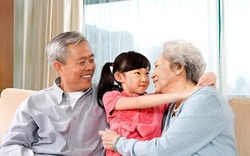 Cha mẹ muốn về già an yên, nhất định phải giữ 2 "lá bài" hộ thân này!