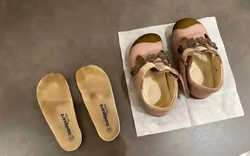 Mẹ đăng bài "cầu cứu" vì con gái 10 tuổi bị hôi chân nặng, cư dân mạng gợi ý 1 câu khiến chị sững sờ!